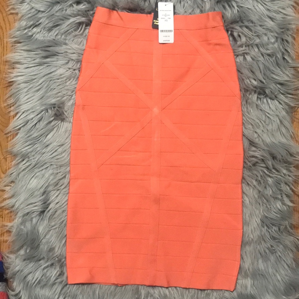 Long Coral Bebé Pencil Skirt